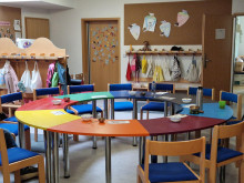 Leerer Tisch im Kindergarten
